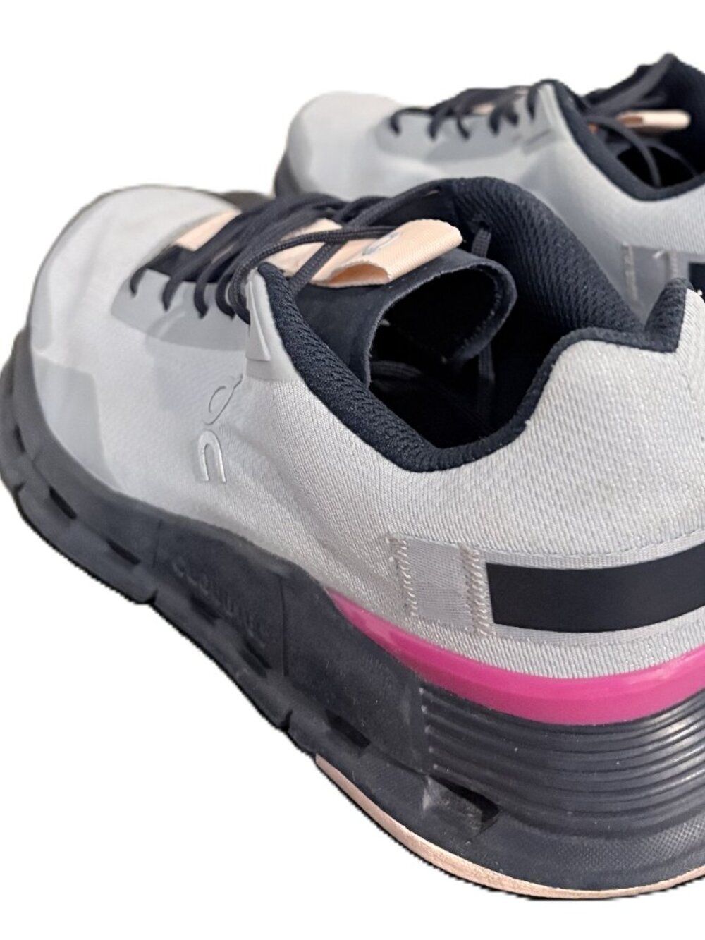 ON Womens sneaker size 8.5